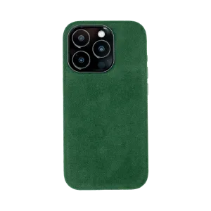 Groene smartphonehoes van suède met drie cameralenzen zichtbaar aan de achterkant.