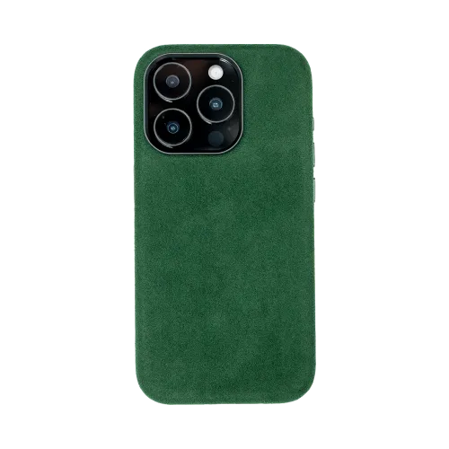 Groene smartphonehoes van suède met drie cameralenzen zichtbaar aan de achterkant.