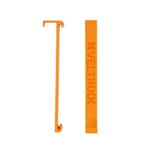 Oranje haakvormig object naast een rechthoekige oranje lat met de tekst "VELTRIXX" erop, beide op een witte achtergrond.