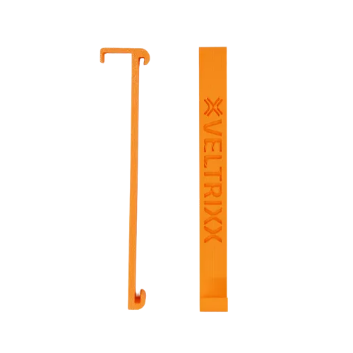 Oranje haakvormig object naast een rechthoekige oranje lat met de tekst "VELTRIXX" erop, beide op een witte achtergrond.