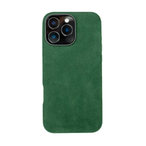 Groene smartphonehoes met een camera-uitknijding voor drie lenzen en een flitser, gemaakt van zacht materiaal.