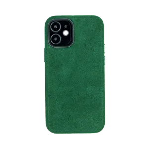 Groene telefoonhoes met een zachte textuur, met openingen voor drie camera's aan de achterkant.