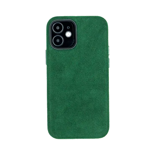 Groene telefoonhoes met een zachte textuur, met openingen voor drie camera's aan de achterkant.