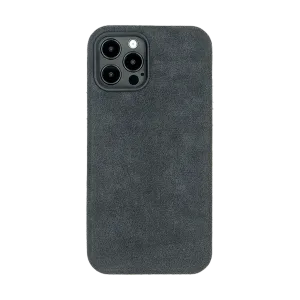 Donkergrijs suède telefoonhoesje met drie cameragaten, passend voor een smartphone met meerdere lenzen.