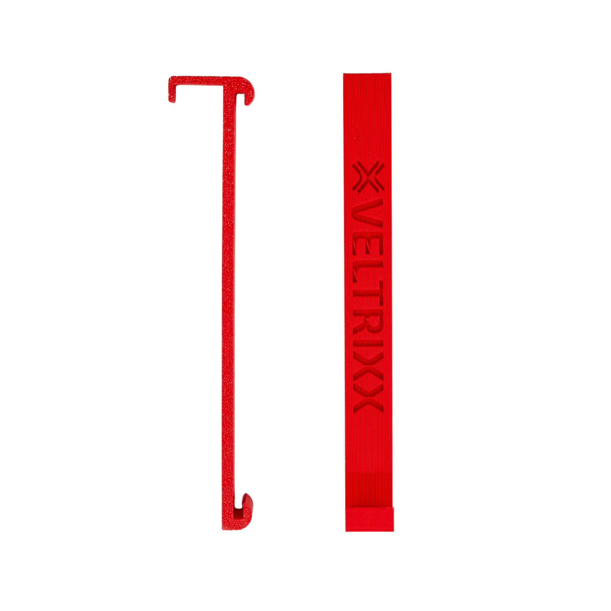 Rood plastic voorwerp met een lange haak links en een rechthoekige staaf met de tekst "VELTRIXX" erop, tegen een witte achtergrond.