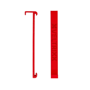 Rood plastic voorwerp met een lange haak links en een rechthoekige staaf met de tekst "VELTRIXX" erop, tegen een witte achtergrond.