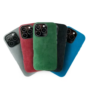 Vijf smartphonehoesjes in verschillende kleuren (grijs, rood, groen, zwart en blauw) liggen overlappend op elkaar, met elk een uitsparing voor de camera aan de achterkant.