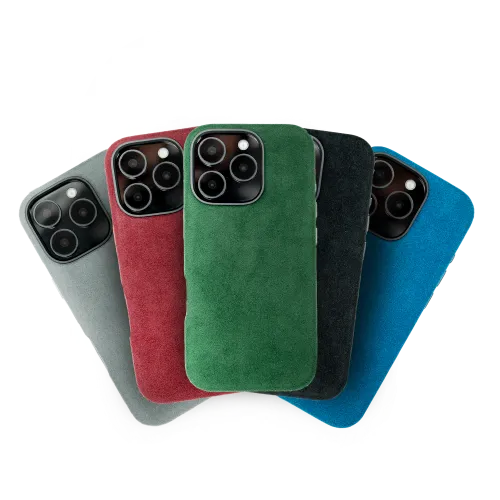 Vijf smartphonehoesjes in verschillende kleuren (grijs, rood, groen, zwart en blauw) liggen overlappend op elkaar, met elk een uitsparing voor de camera aan de achterkant.