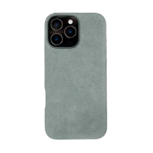 Grijze telefoonhoes met uitsparing voor driedubbele camera.