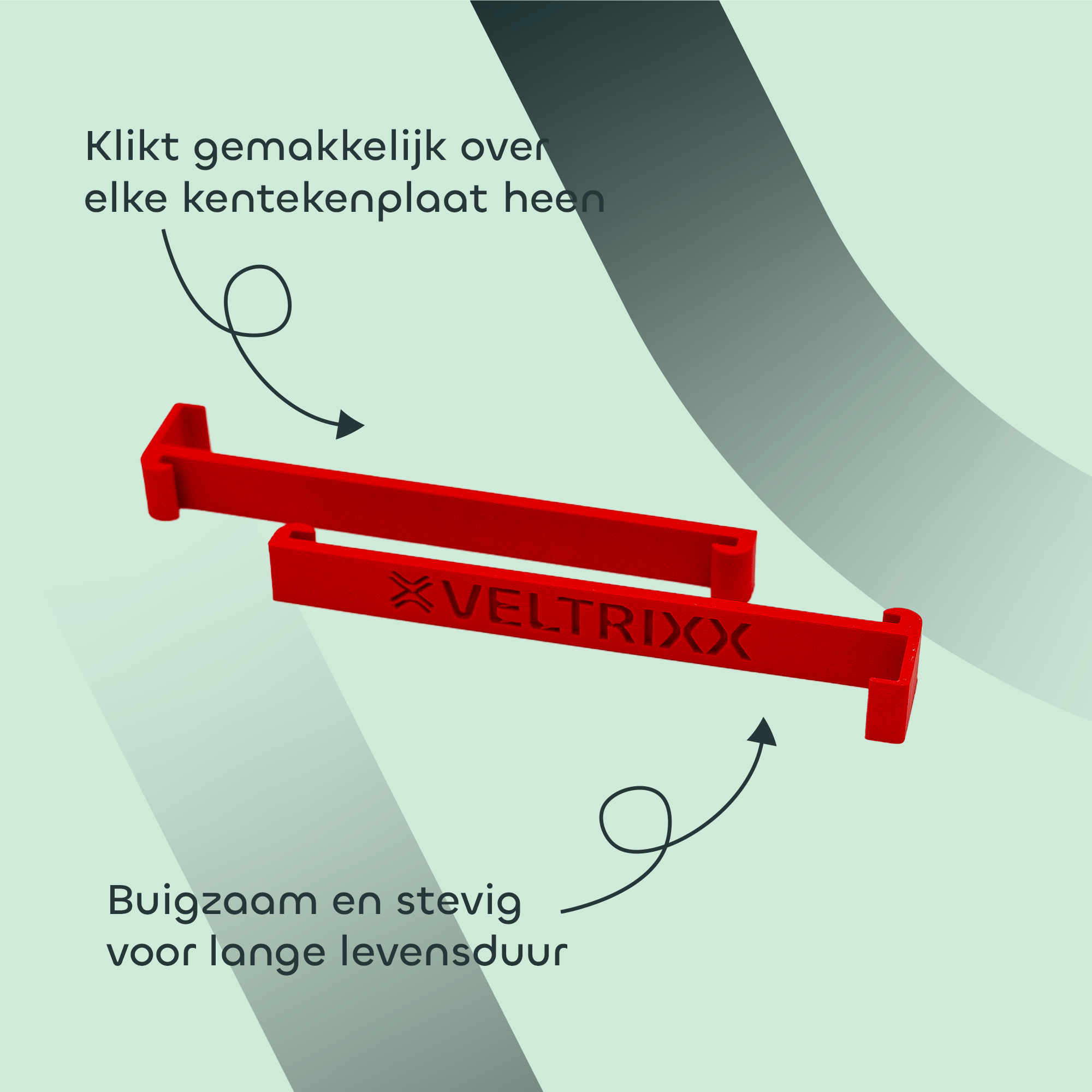 Rode kentekenplaathouder met tekst "VELTRIX", aangegeven als eenvoudig te bevestigen, buigzaam en stevig. Achtergrond in groen met tekst en pijlen.