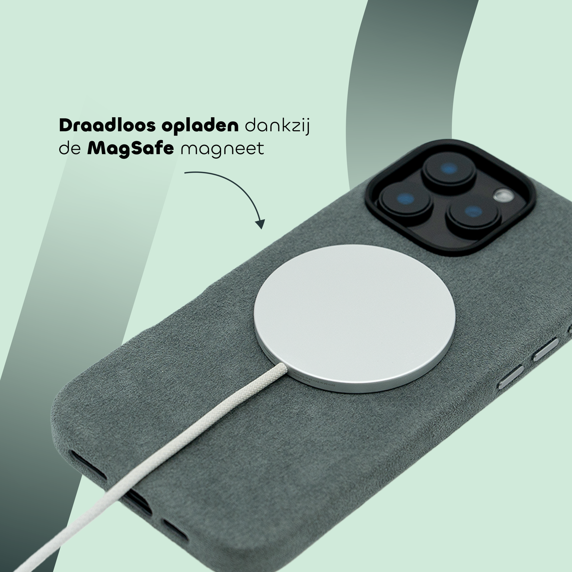 Telefoon met een MagSafe lader op de achterkant voor draadloos opladen, met de tekst "Draadloos opladen dankzij de MagSafe magneet". Groene achtergrond.