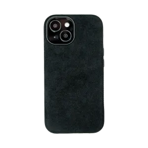 Zwarte smartphonehoes met suede textuur en drie uitsparingen voor de camera.