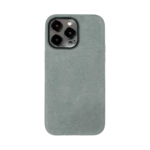 Grijze telefoonhoes met een zachte textuur, ontworpen voor een smartphone met drie cameralenzen.