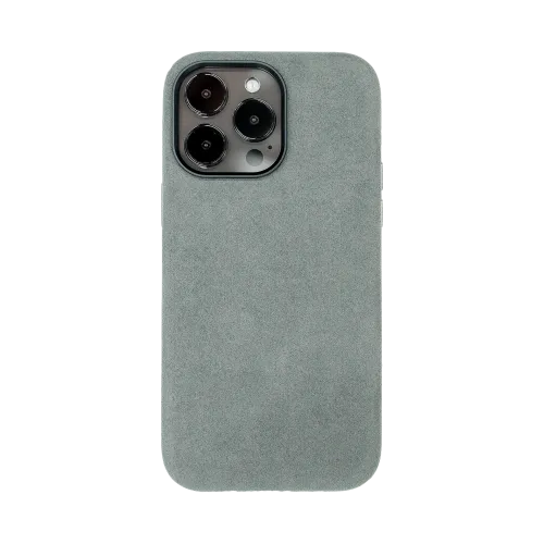 Grijze telefoonhoes met een zachte textuur, ontworpen voor een smartphone met drie cameralenzen.