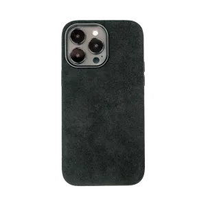 Donkergrijze smartphonehoes met suède textuur, met uitsnede voor een driedubbele cameramodule aan de achterkant.