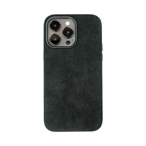 Donkergrijze smartphonehoes met suède textuur, met uitsnede voor een driedubbele cameramodule aan de achterkant.