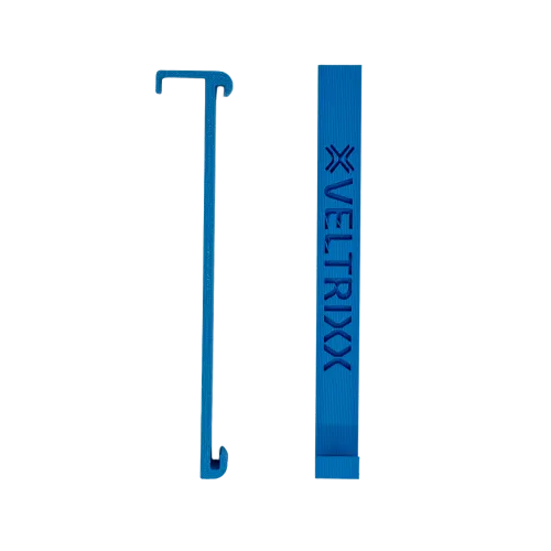 Twee blauwe plastic gereedschappen op een witte achtergrond. Het rechter gereedschap heeft het woord "VELTRIXX" in reliëf.