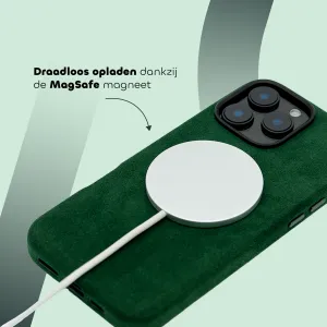 Smartphone met een groene hoes ligt op een oppervlak, met een MagSafe draadloze oplader op de achterkant. Tekst: "Draadloos opladen dankzij de MagSafe magneet."