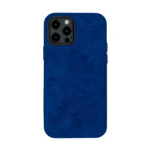 Blauw suèdeleren telefoonhoesje met uitsparingen voor drie camera's en een flitser op de achterzijde.
