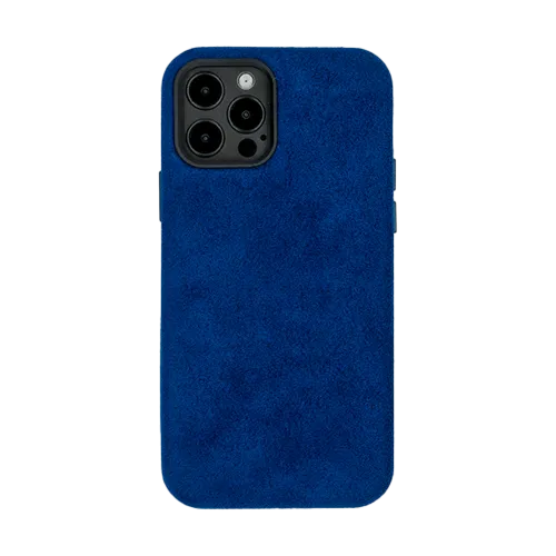 Blauw suèdeleren telefoonhoesje met uitsparingen voor drie camera's en een flitser op de achterzijde.
