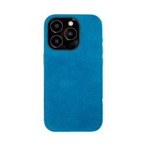 Blauwe smartphone met drie camera's in een blauwe suède hoes.