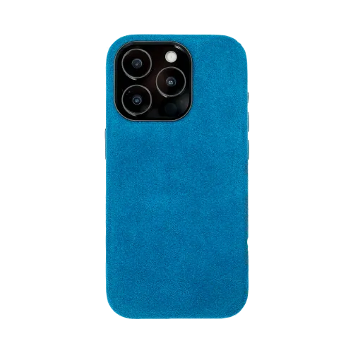 Blauwe smartphone met drie camera's in een blauwe suède hoes.