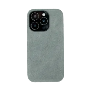 Grijze smartphonehoes met driehoekige cameramodule en drie lenzen, gemaakt van suèdeachtig materiaal.