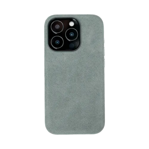 Grijze smartphonehoes met driehoekige cameramodule en drie lenzen, gemaakt van suèdeachtig materiaal.