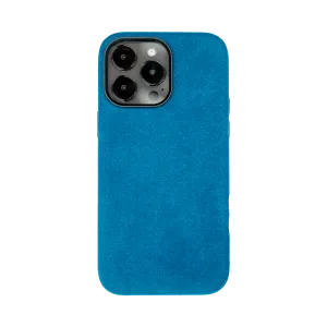 Blauwe achterkant van een smartphone met drie camera's in de linkerbovenhoek.