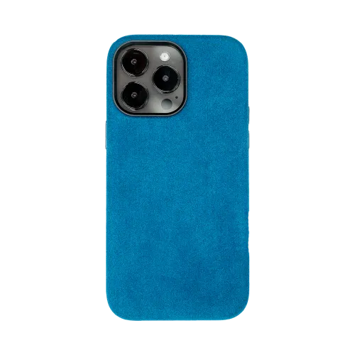 Blauwe achterkant van een smartphone met drie camera's in de linkerbovenhoek.