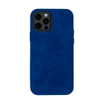 Blauw suède telefoonhoesje met drie camera-uitsparingen aan de achterkant.