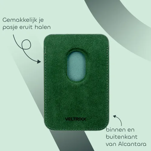 Groene kaarthouder van Alcantara met een uitsparing om gemakkelijk een pasje uit te nemen. Arrows en tekst benadrukken het gebruiksgemak en materiaal.