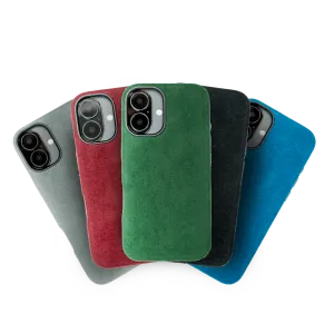 Vier smartphones met gekleurde suède hoesjes in grijs, rood, groen en blauw, overlappend gerangschikt.
