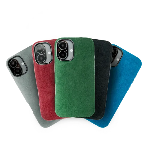 Vier smartphones met gekleurde suède hoesjes in grijs, rood, groen en blauw, overlappend gerangschikt.