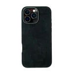 Zwarte smartphone met driedubbele cameralens, achterkant volledig zichtbaar.