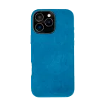 Blauwe telefoonhoes met driedubbele cameramodule aan de achterkant.