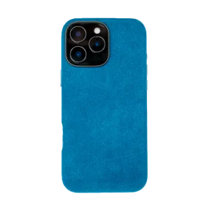 Blauwe telefoonhoes met driedubbele cameramodule aan de achterkant.