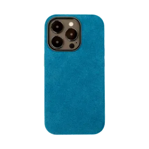 Blauwe smartphonehoes met fluwelen textuur, gericht op de achterzijde. Drie grote cameralenzen en een flits zijn zichtbaar aan de bovenkant.