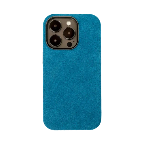 Blauwe smartphonehoes met fluwelen textuur, gericht op de achterzijde. Drie grote cameralenzen en een flits zijn zichtbaar aan de bovenkant.
