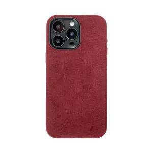 Donkerrode smartphone hoes met drie cameralenzen zichtbaar op de achterkant.