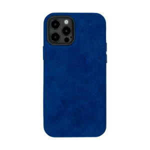 Blauw smartphonehoesje met een zachte, textuurachtige afwerking en uitsparingen voor de camera aan de achterkant.