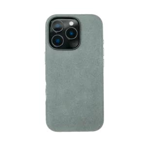 Grijze telefoonhoes met uitsparing voor drievoudige cameralens en enkele flitser.