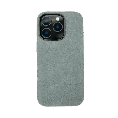 Grijze telefoonhoes met uitsparing voor drievoudige cameralens en enkele flitser.