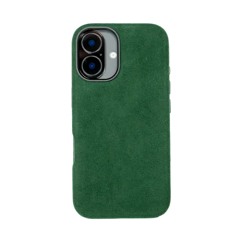 Groene suède telefoonhoes met uitsparing voor dubbele cameramodule en flitser, gezien vanaf de achterkant.