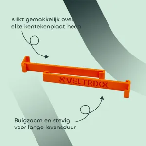 Oranje Veltriox tool die eenvoudig over kentekenplaten klikt, flexibel en duurzaam. Teksten benadrukken gebruiksgemak en stevigheid.
