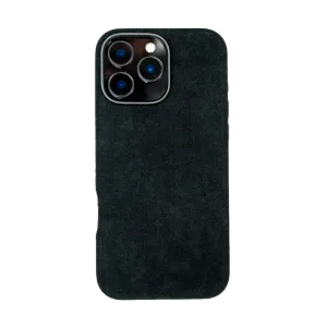Zwarte smartphonehoes met een textuur van suède, met drie grote cameralenzen en een flitser aan de achterkant.