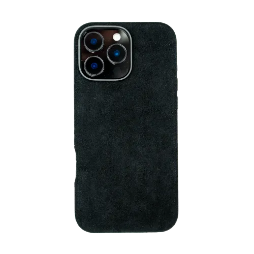 Zwarte smartphonehoes met een textuur van suède, met drie grote cameralenzen en een flitser aan de achterkant.