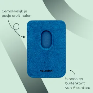 Blauwe Alcantara kaarthouder van Veltrixx met een uitsparing voor gemakkelijke kaartverwijdering. Tekst: "Gemakkelijk je pasje eruit halen" en "binnen en buitenkant van Alcantara".