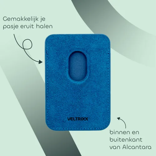 Blauwe Alcantara kaarthouder van Veltrixx met een uitsparing voor gemakkelijke kaartverwijdering. Tekst: "Gemakkelijk je pasje eruit halen" en "binnen en buitenkant van Alcantara".