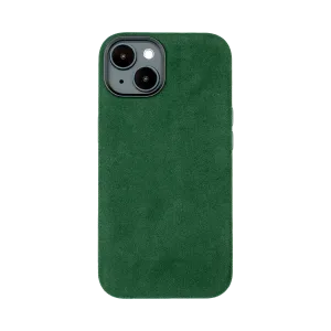 Groene telefoonhoes met suède-achtige textuur, met uitsparing voor dubbele camera en flitser.